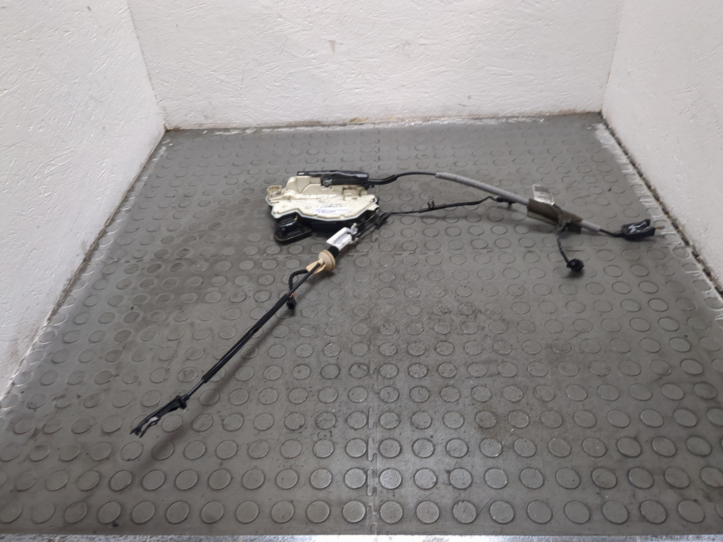 Замок двери передней левой