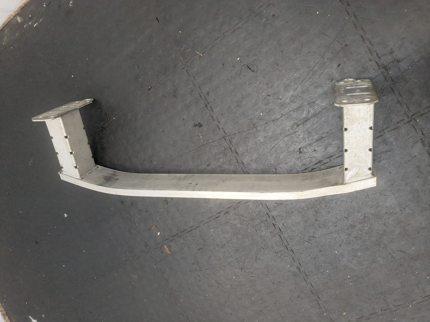 Усилитель переднего бампера