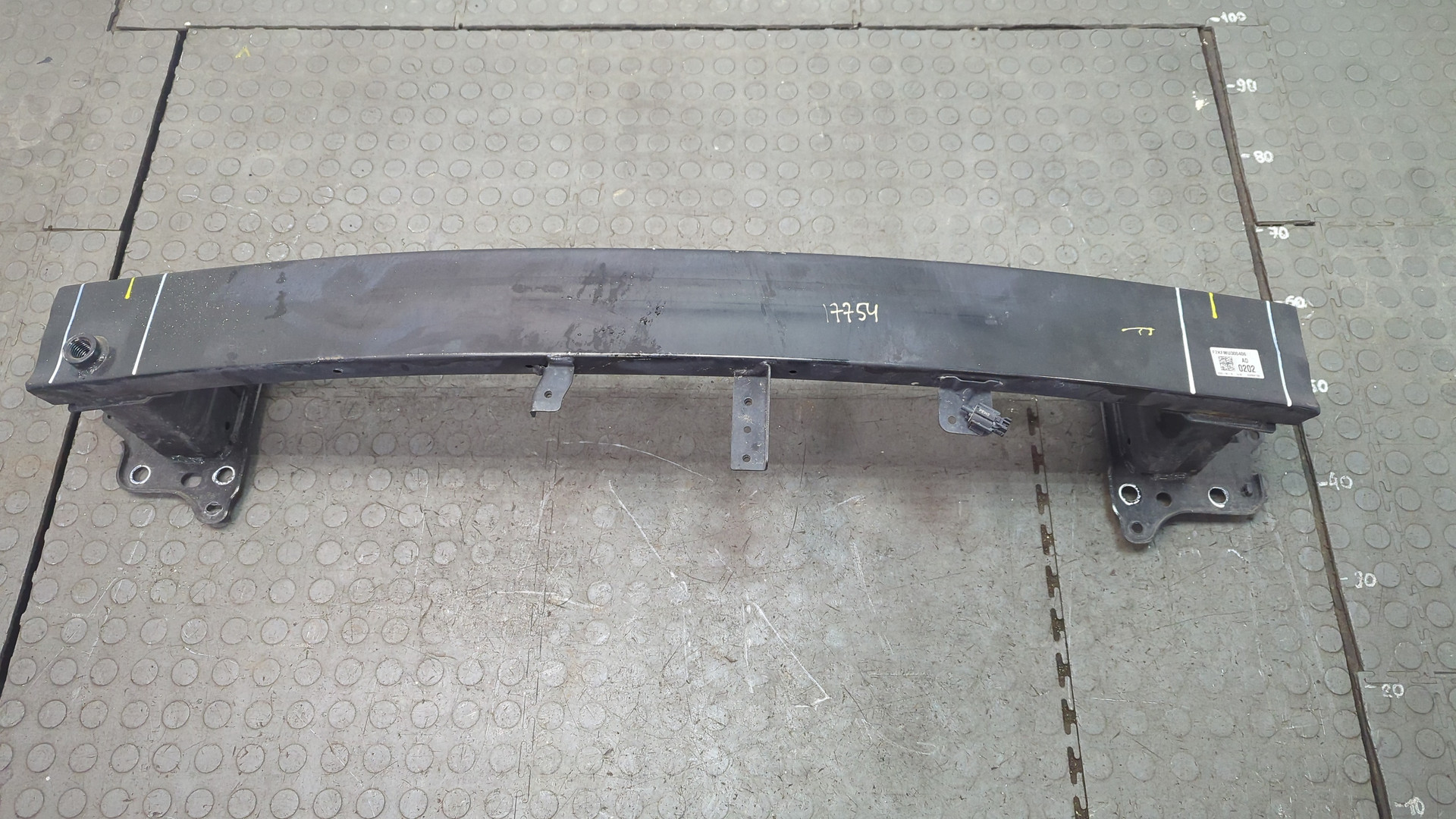 Усилитель переднего бампера