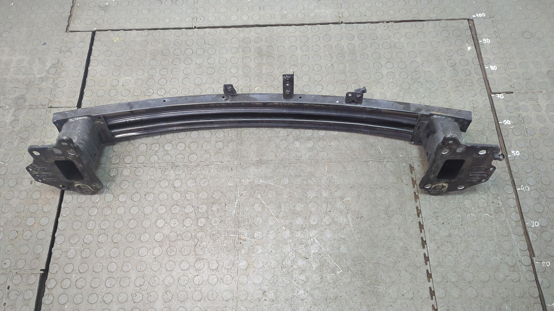 Усилитель переднего бампера