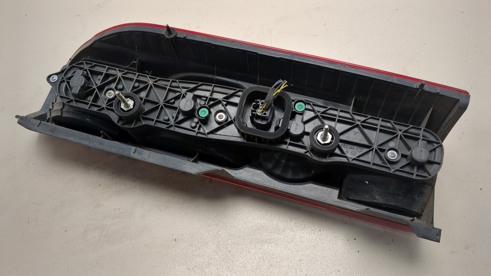 Фонарь задний левый