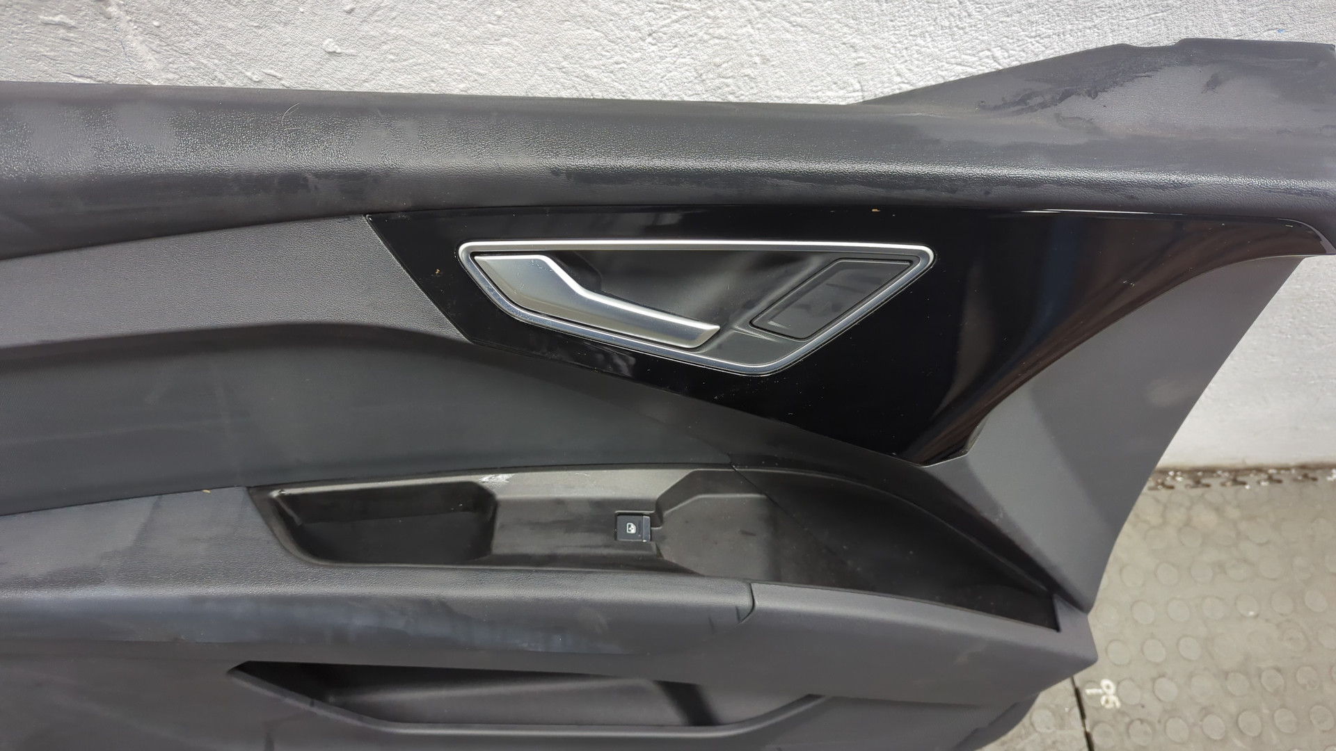 Обшивка двери передней левой