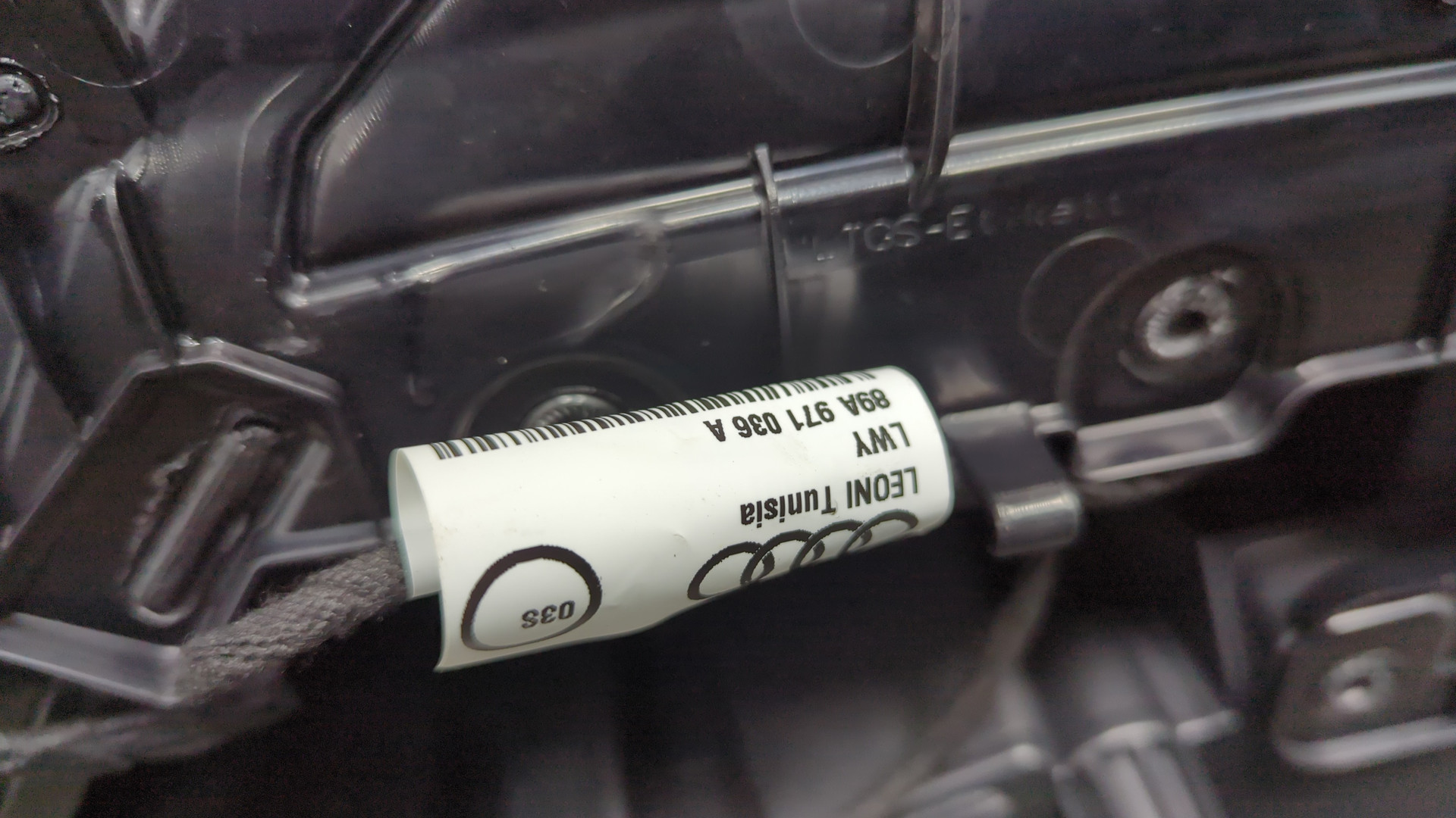 Обшивка двери передней левой