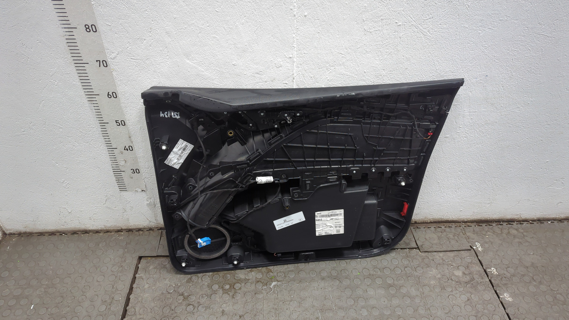 Обшивка двери передней левой