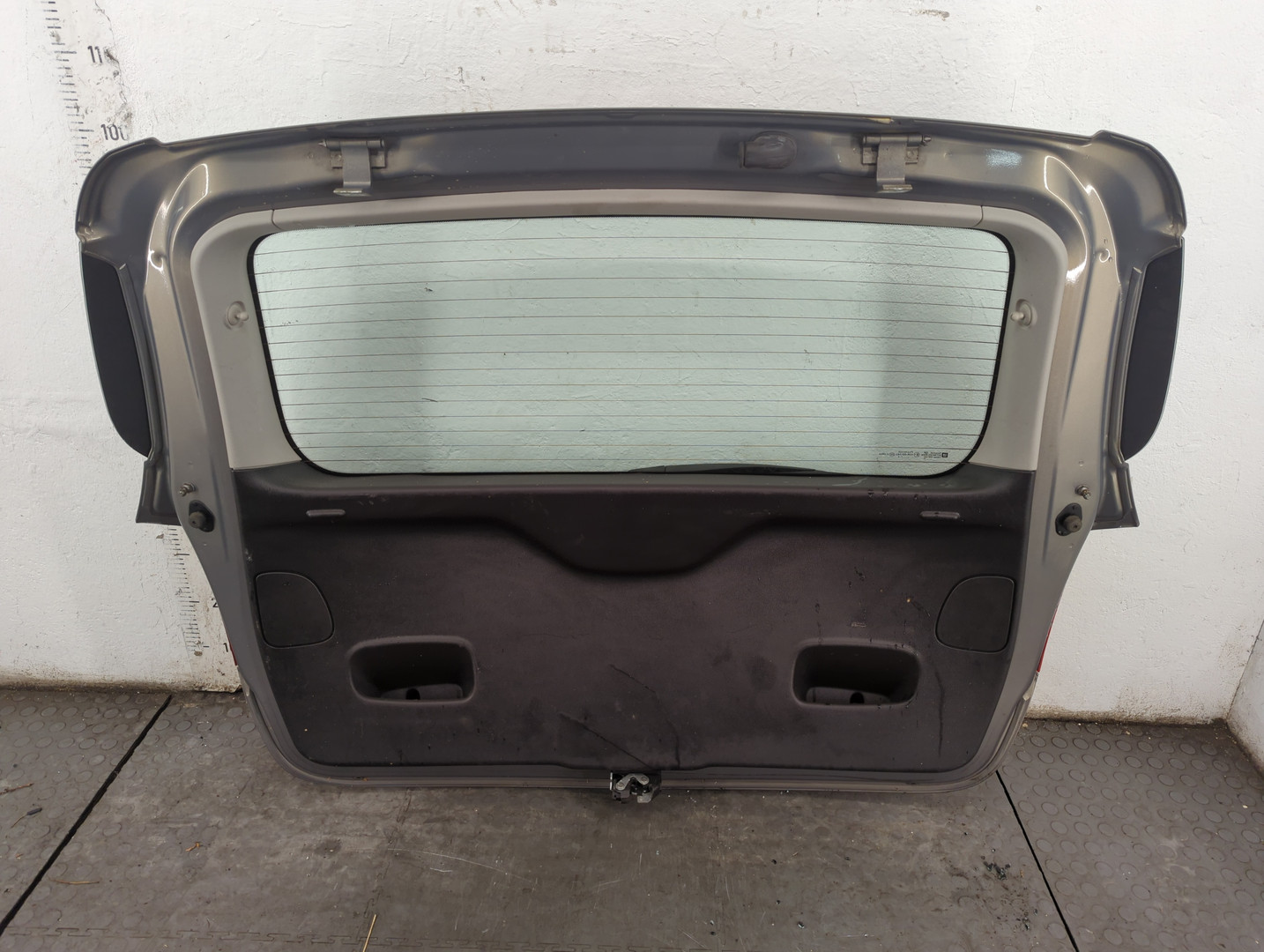 Дверь багажника