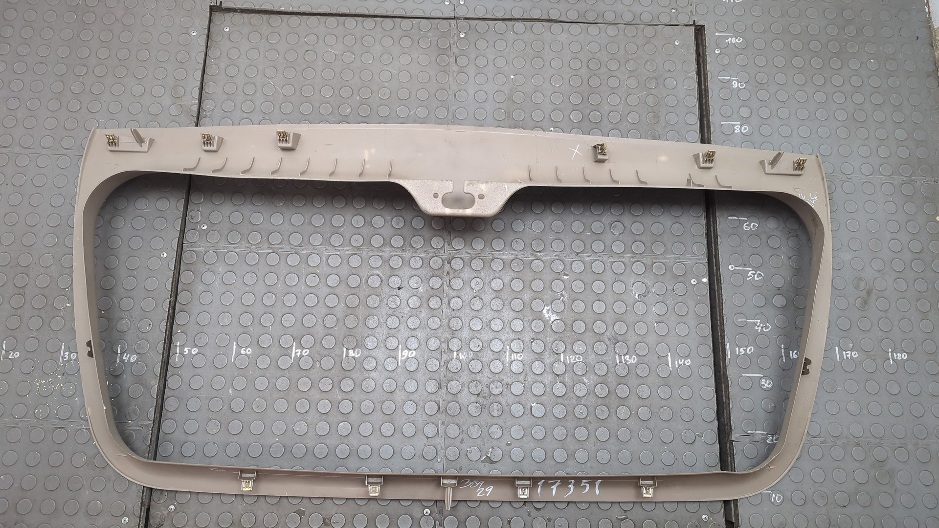 Обшивка двери багажника