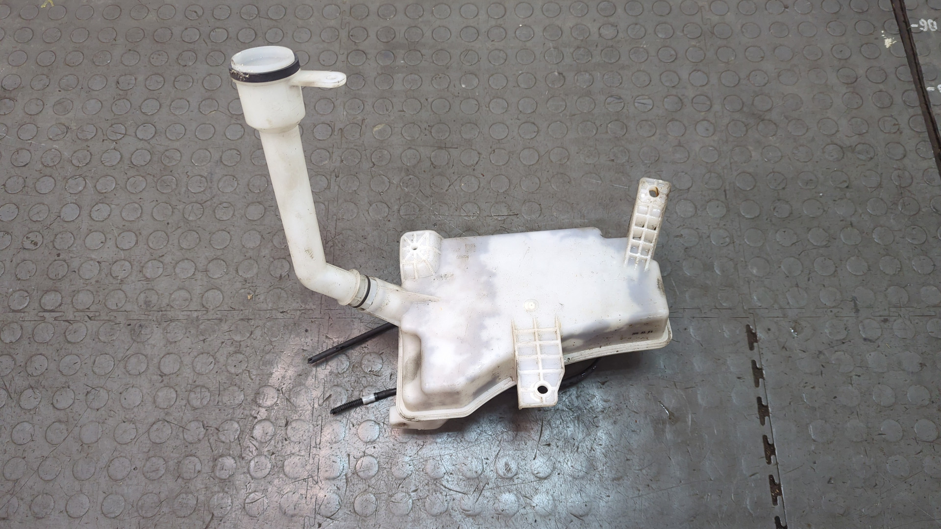 Бачок омывателя лобового стекла