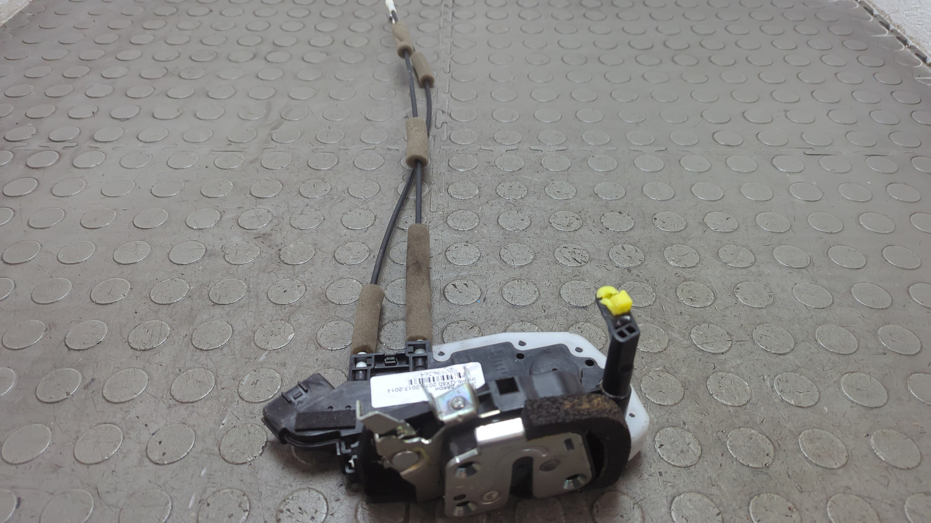 Замок двери передней левой