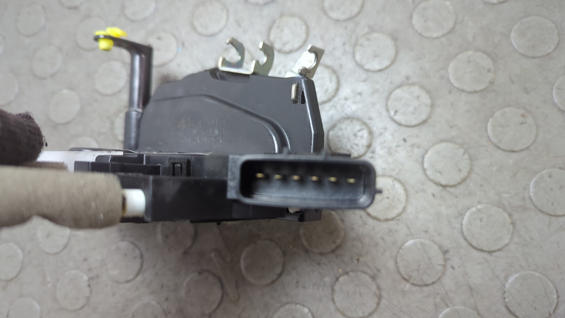 Замок двери передней левой