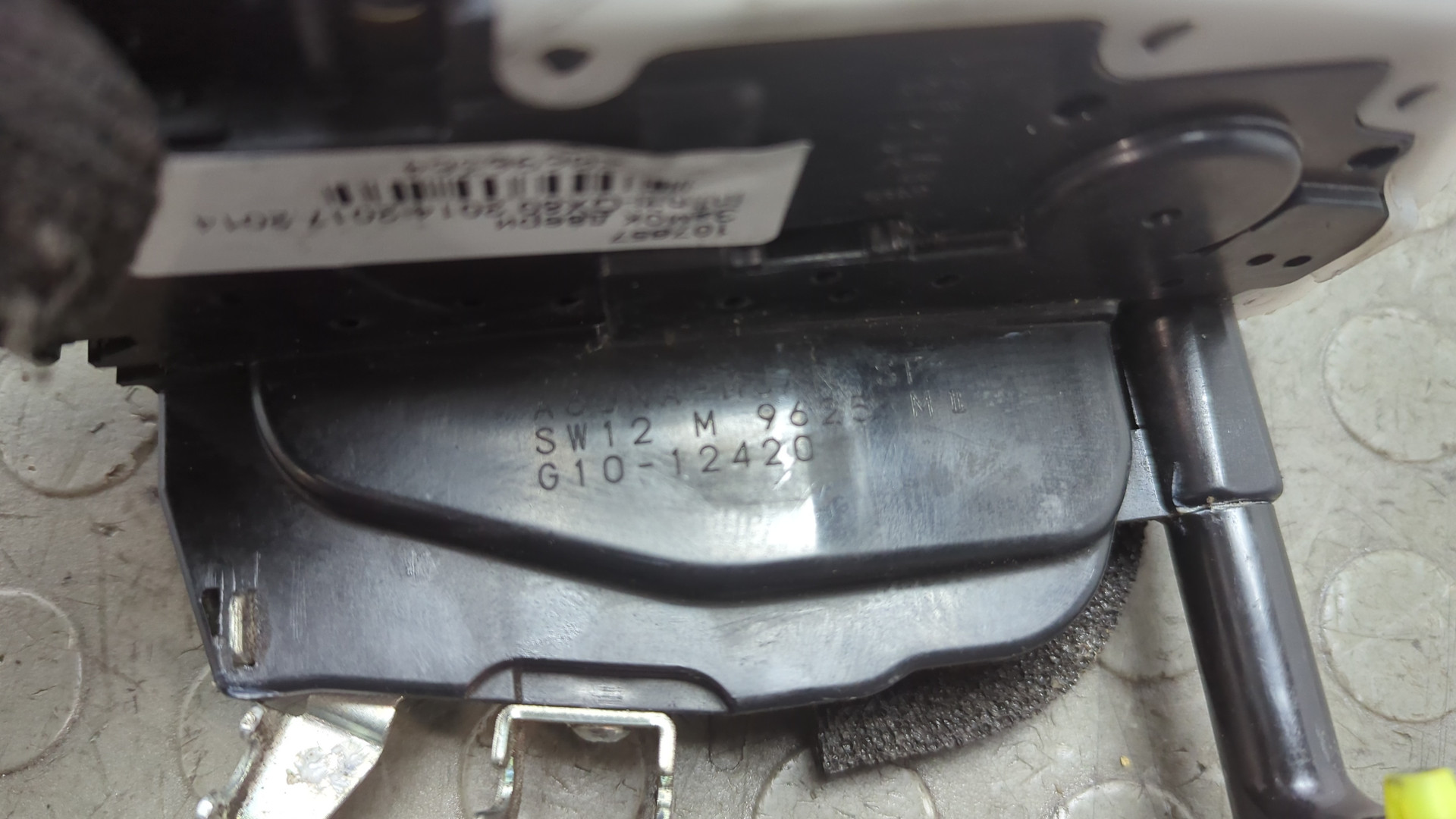 Замок двери передней левой