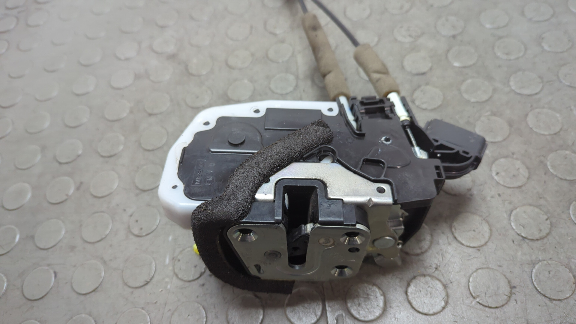 Замок двери передней левой