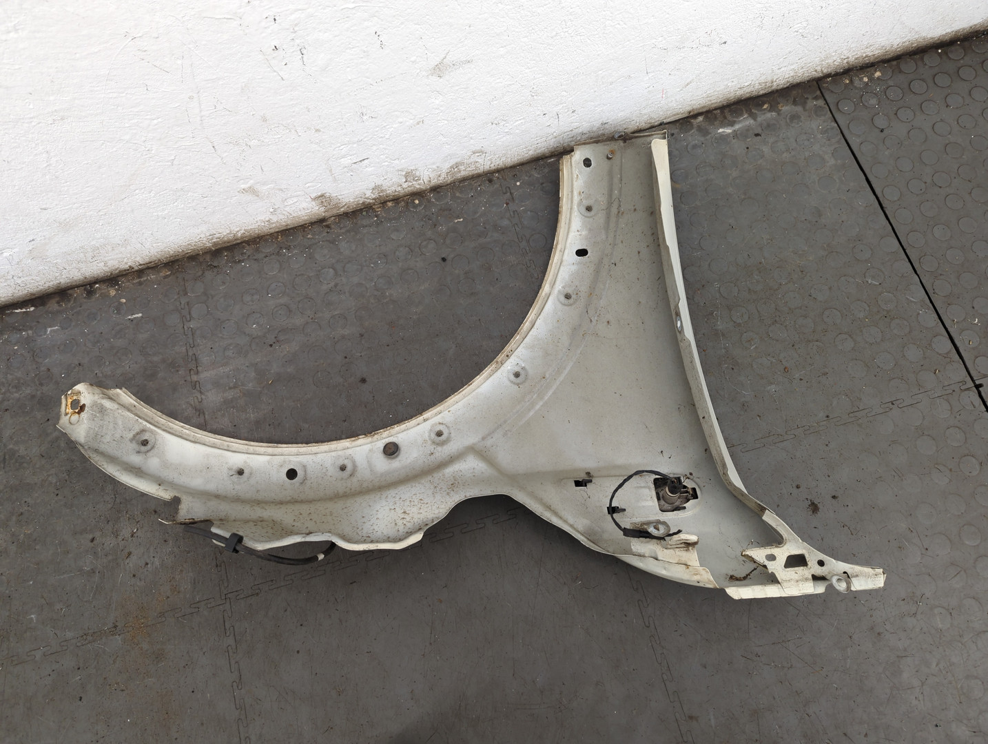 Крыло переднее левое