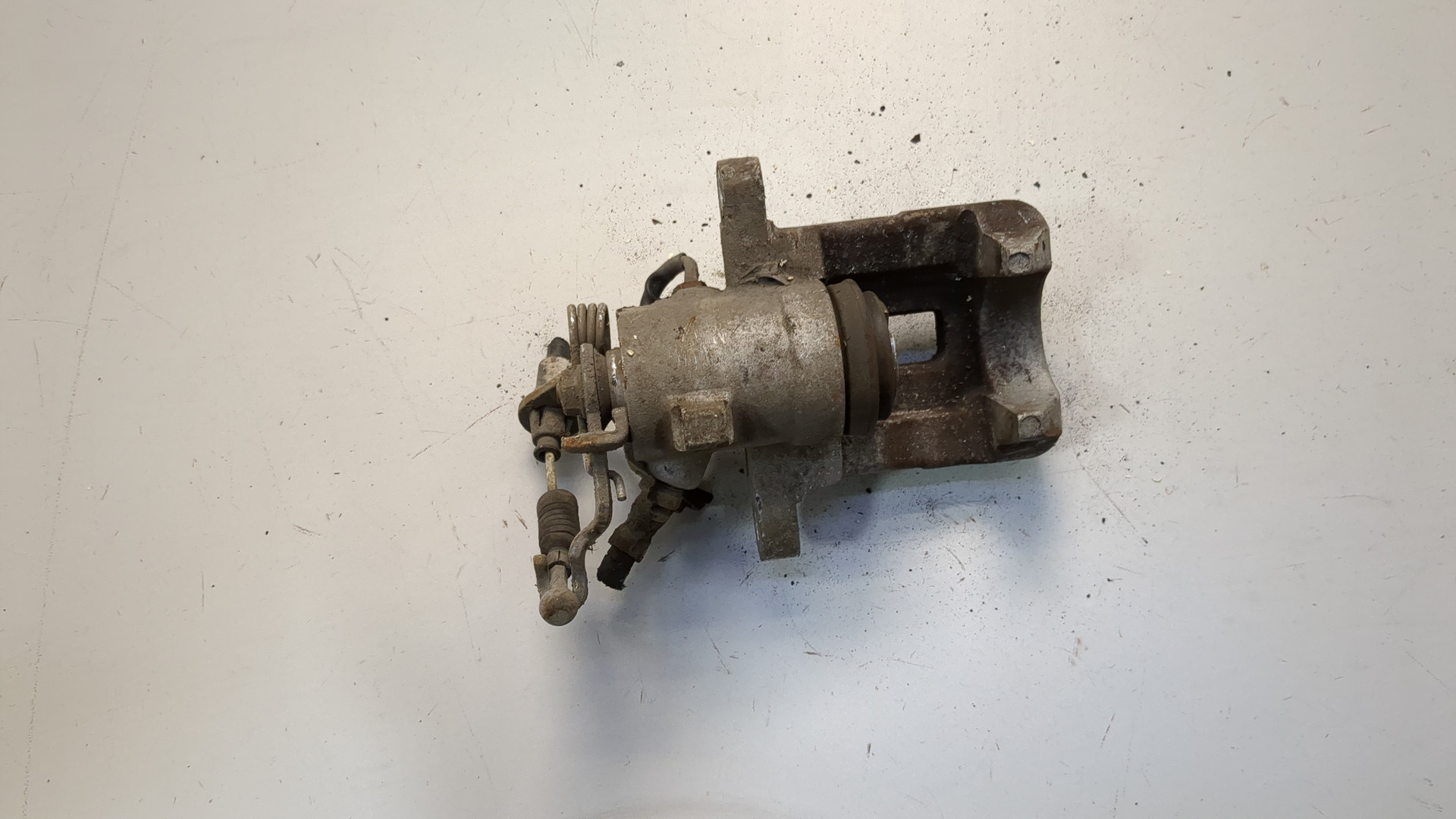 Суппорт задний левый