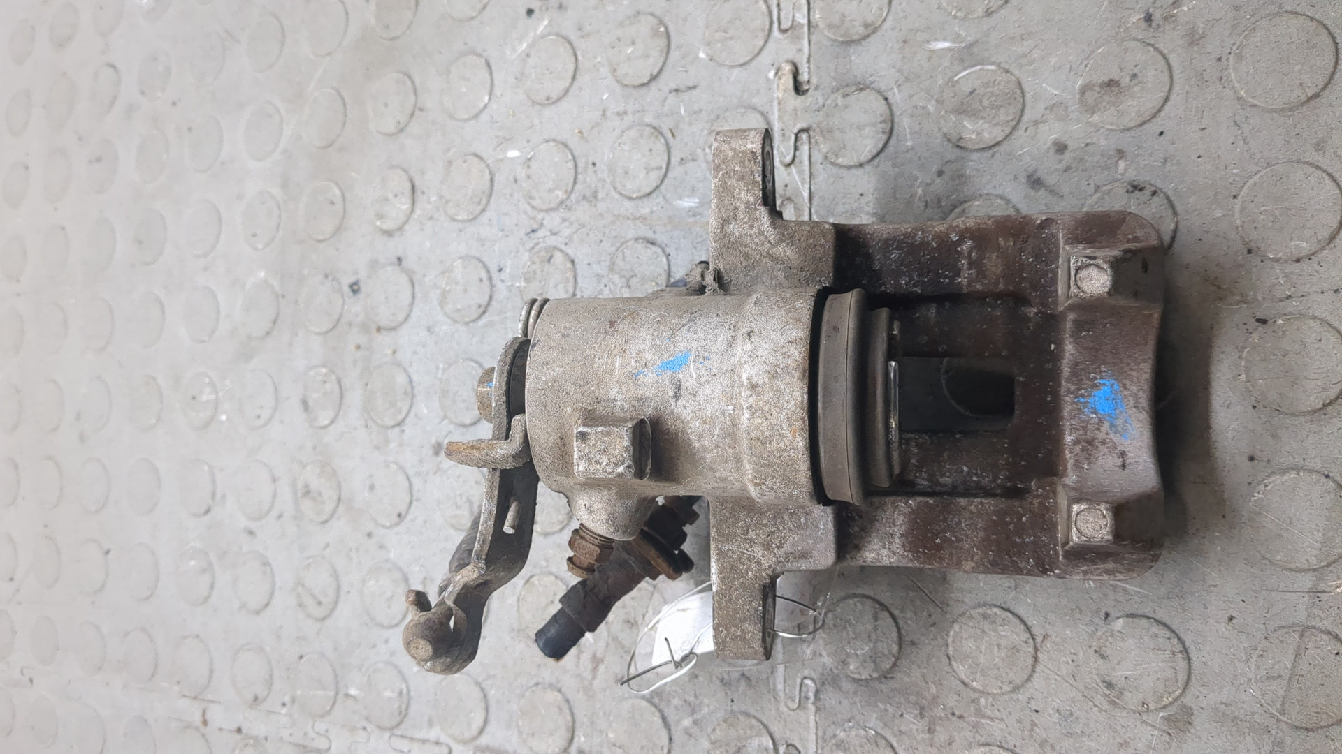 Суппорт задний левый