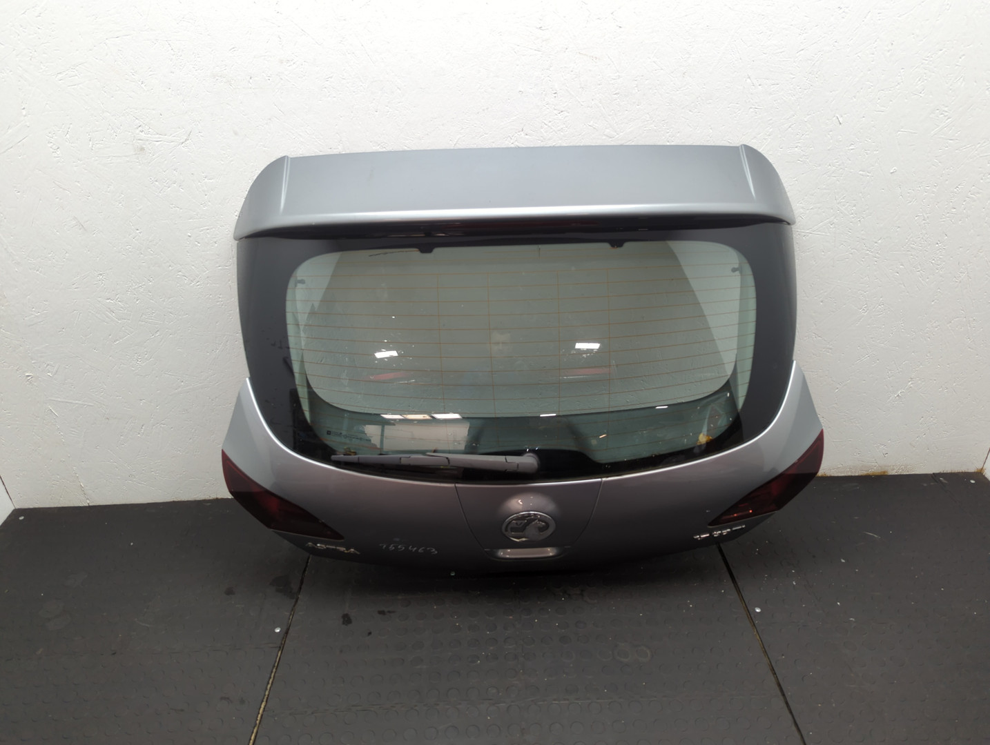 Дверь багажника