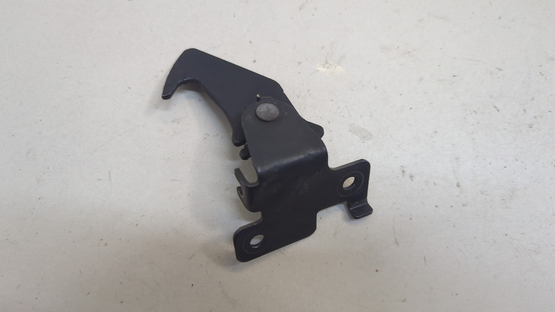 Замок капота