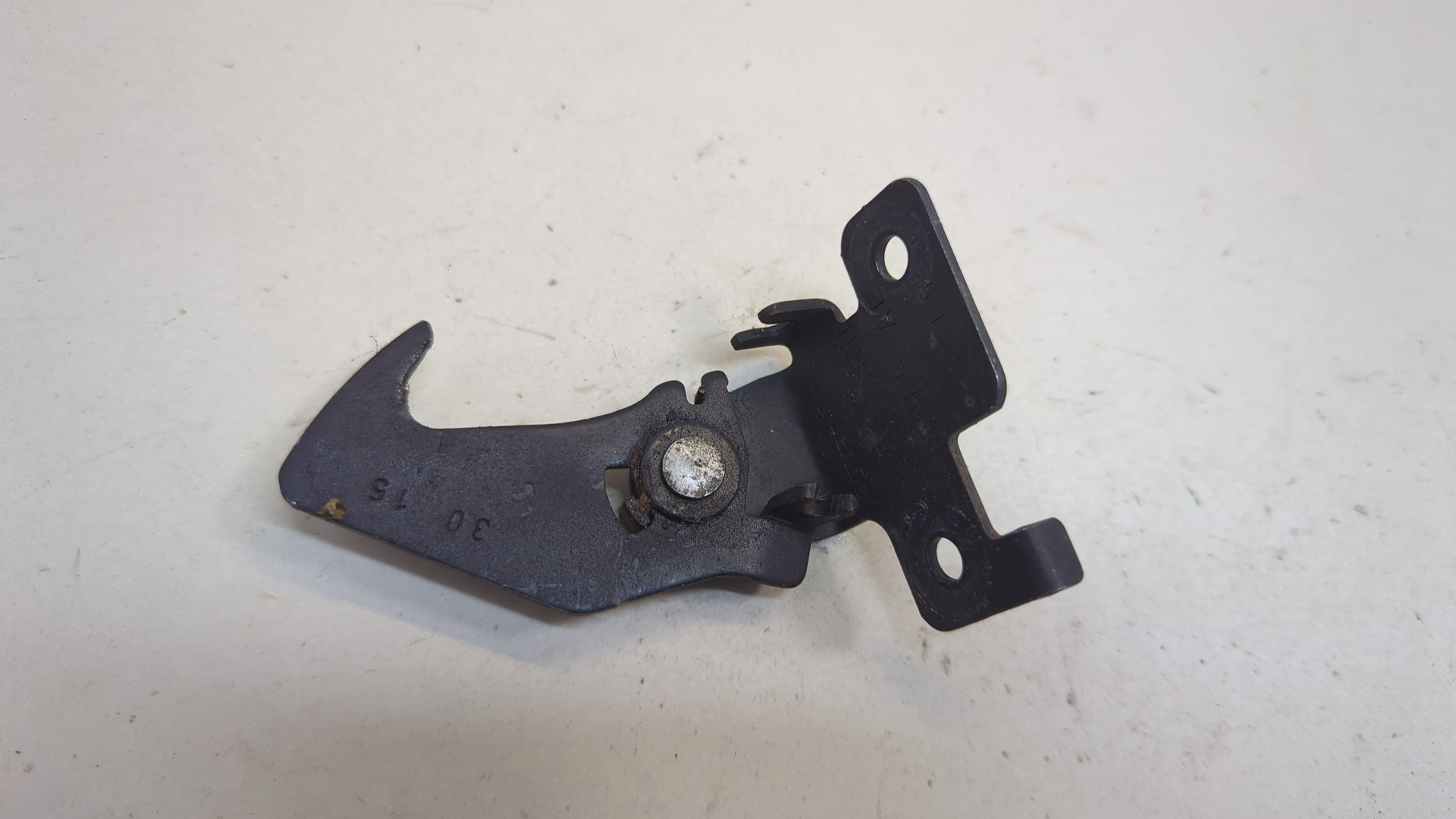 Замок капота