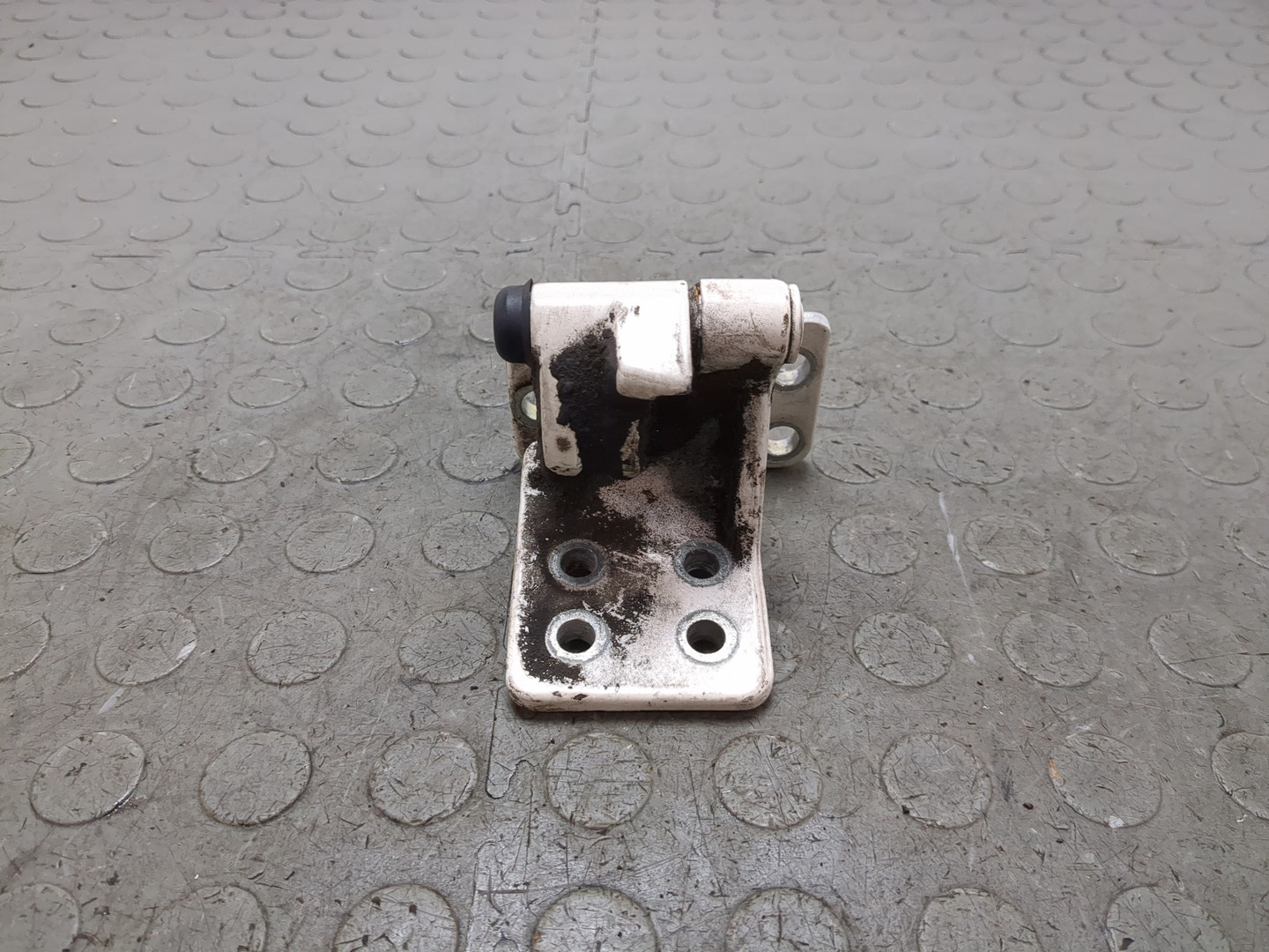 Петля двери