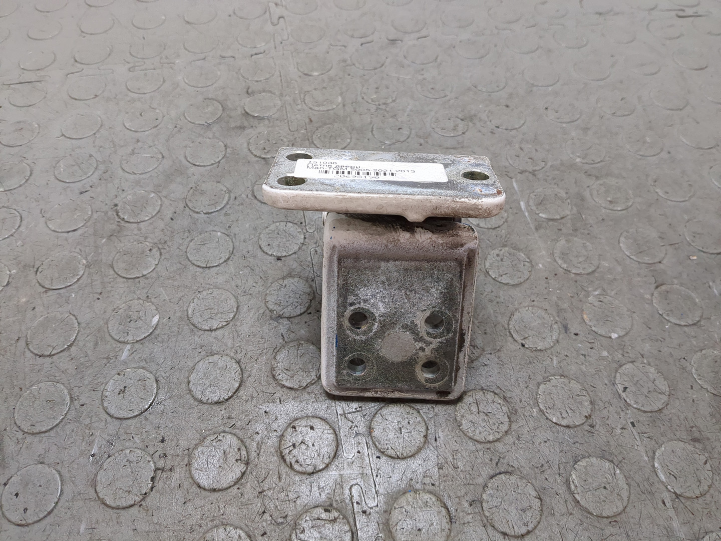 Петля двери