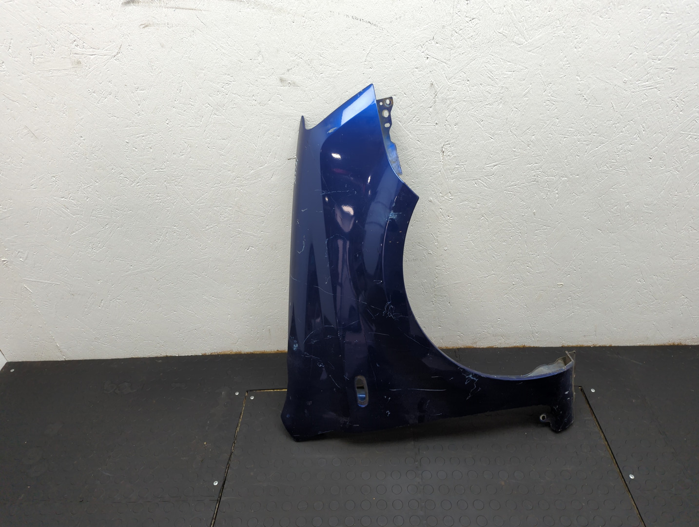 Крыло переднее правое