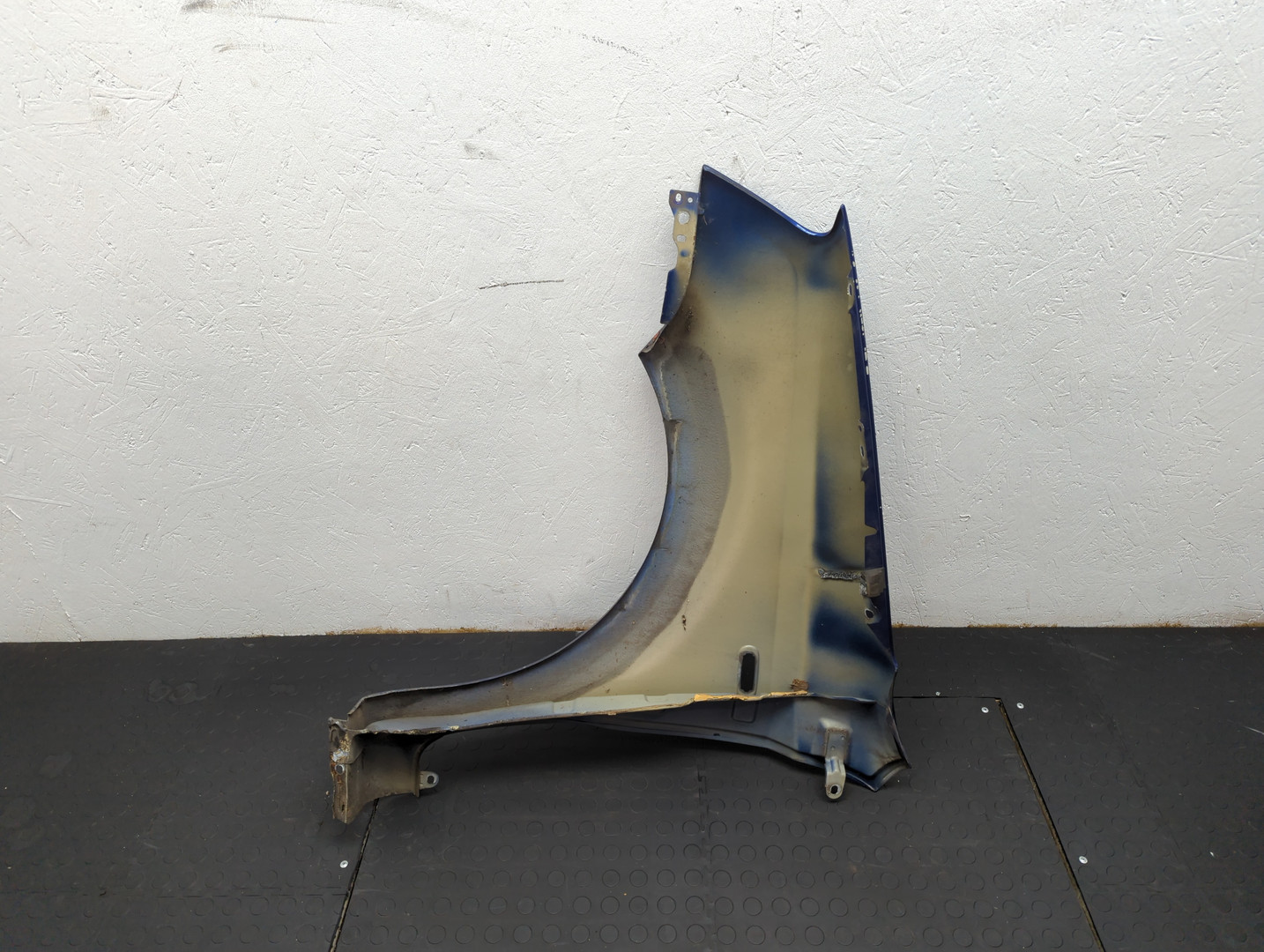 Крыло переднее правое