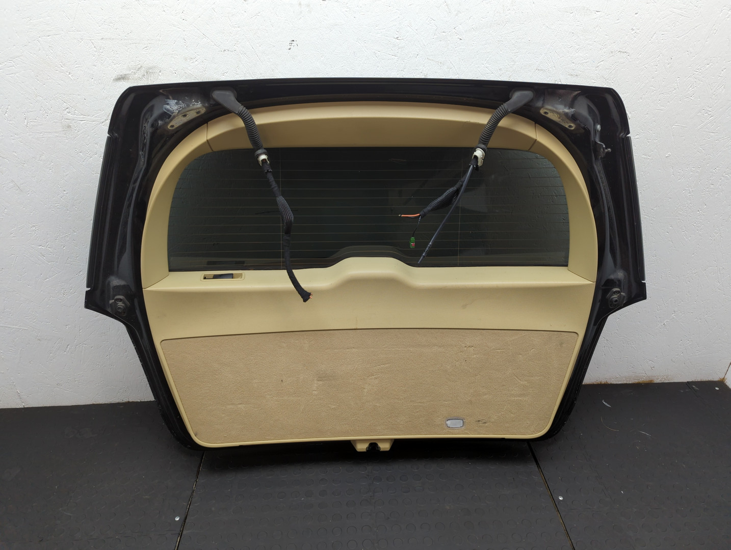 Дверь багажника