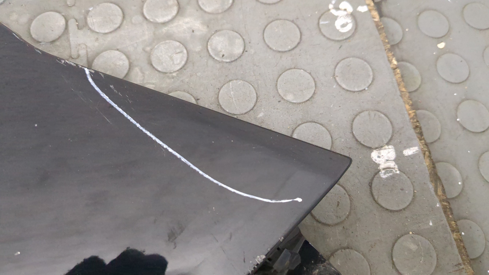 Крыло переднее правое