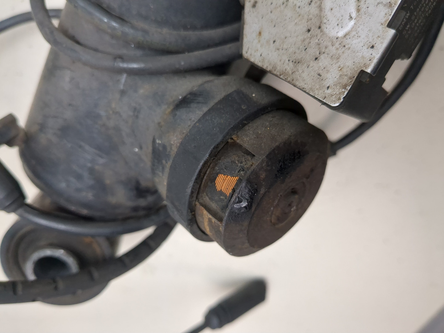 Амортизатор задний левый