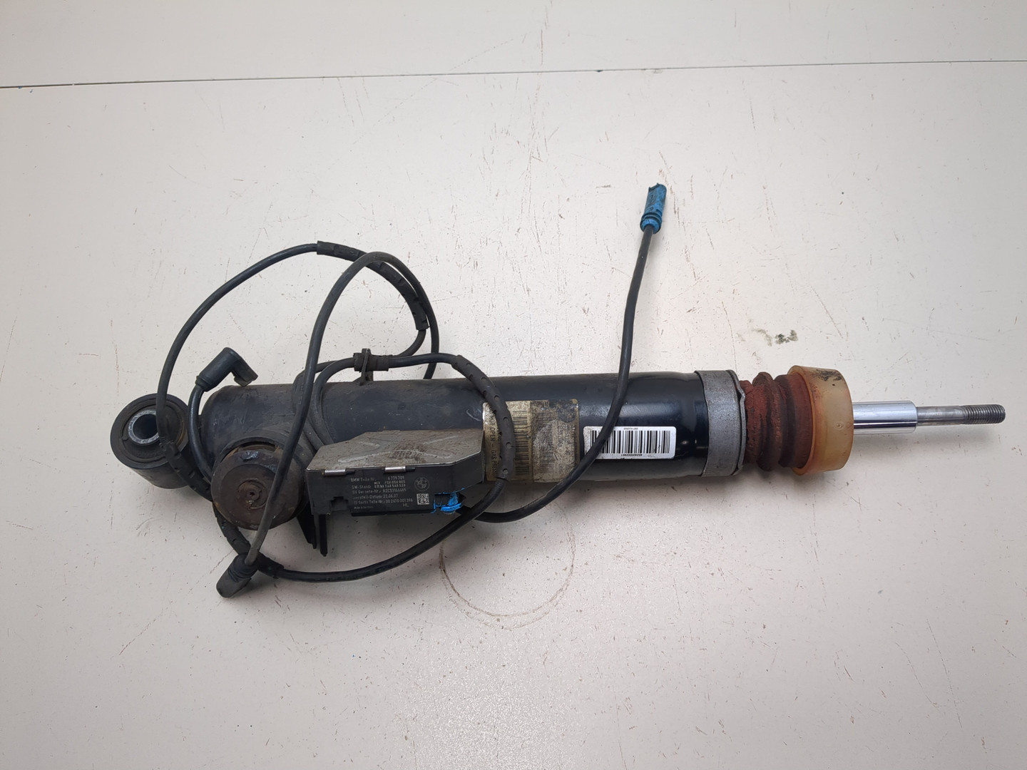 Амортизатор задний левый