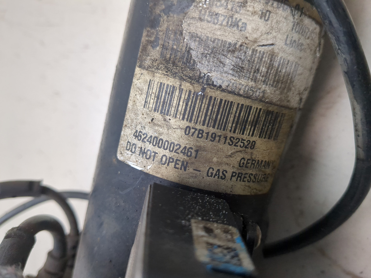 Амортизатор задний левый