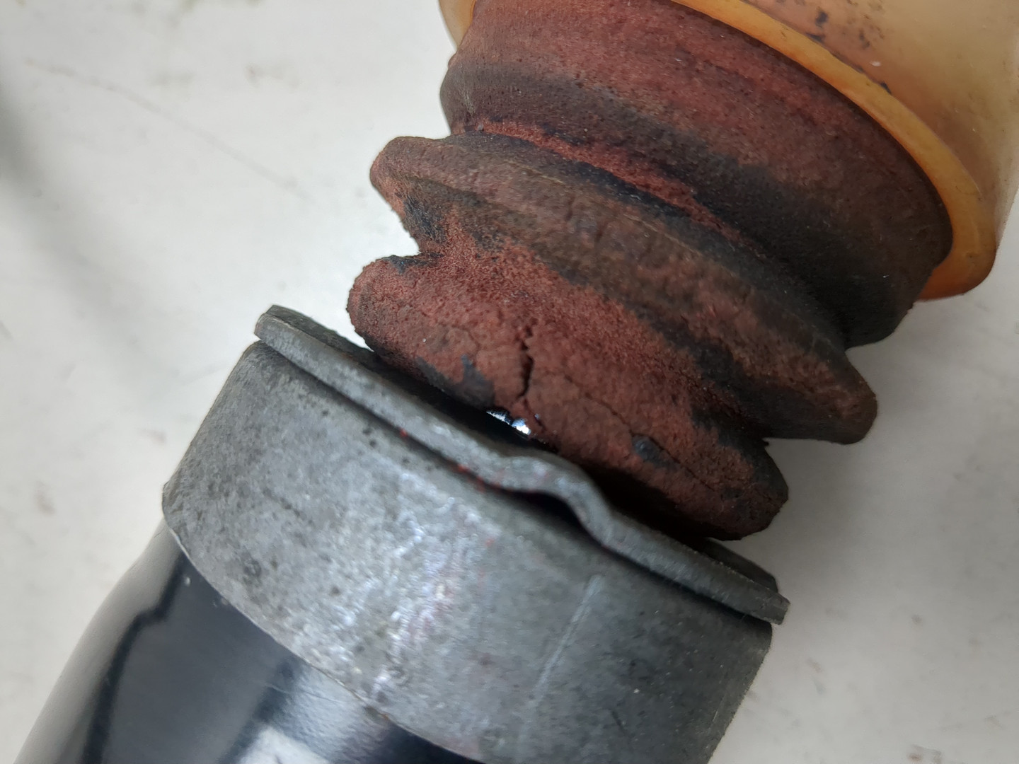 Амортизатор задний левый