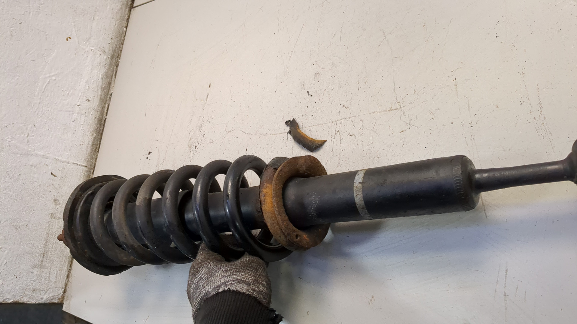 Амортизатор передний