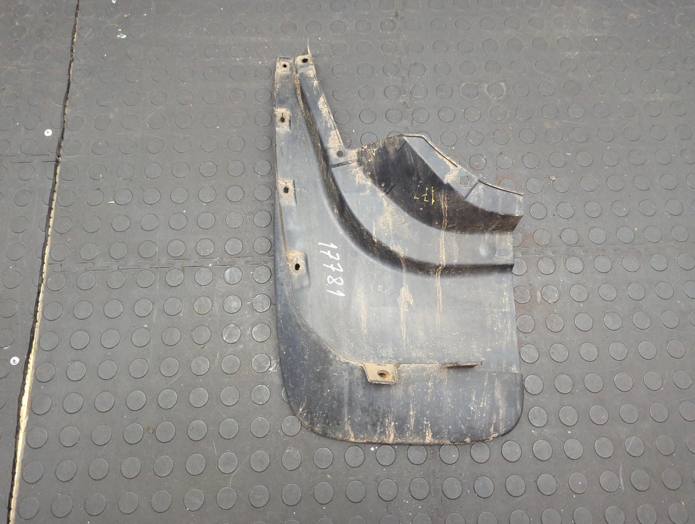 Брызговик задний левый