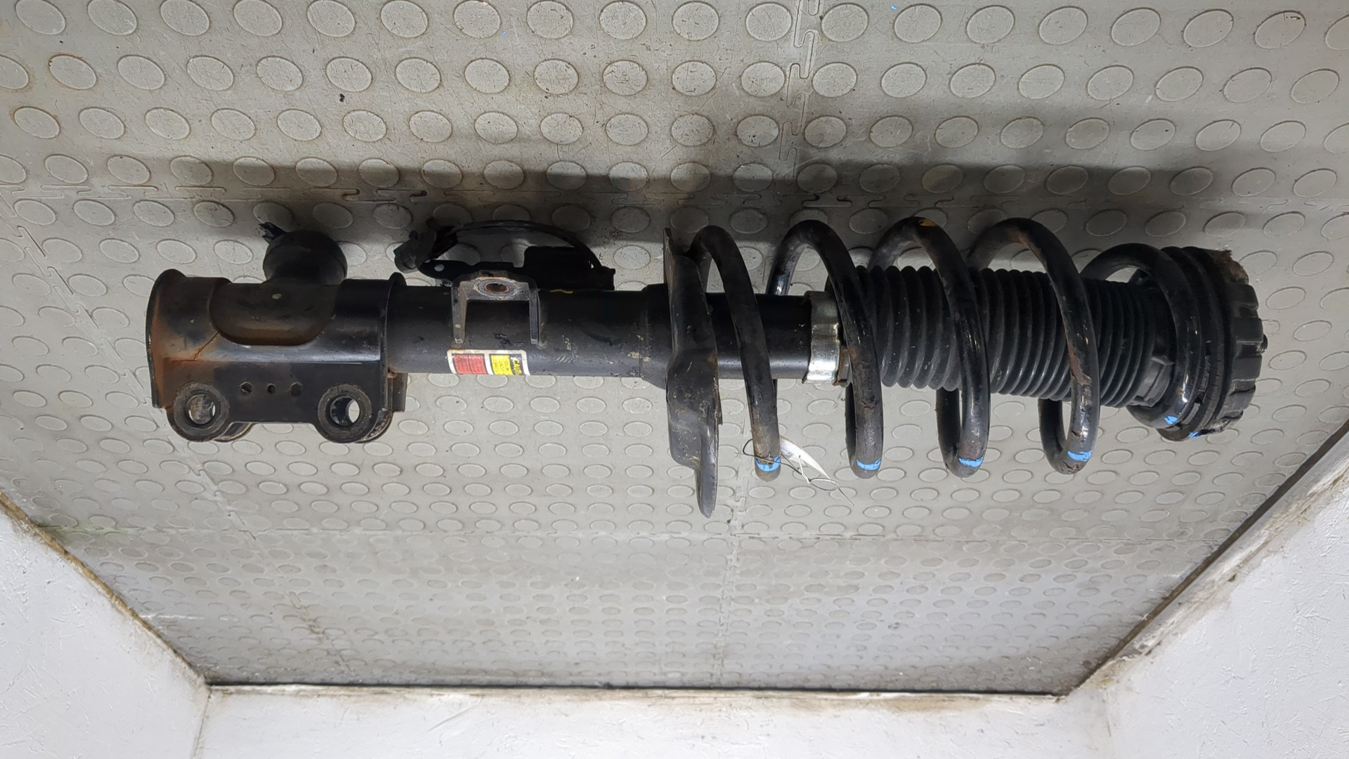 Амортизатор передний правый