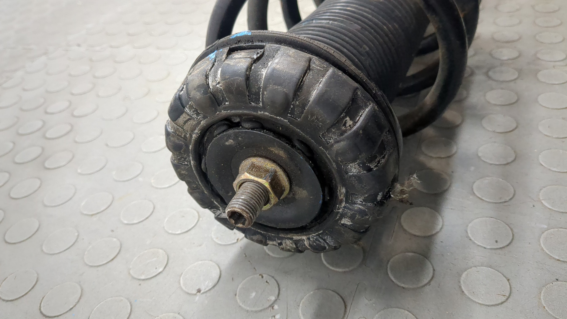 Амортизатор передний правый