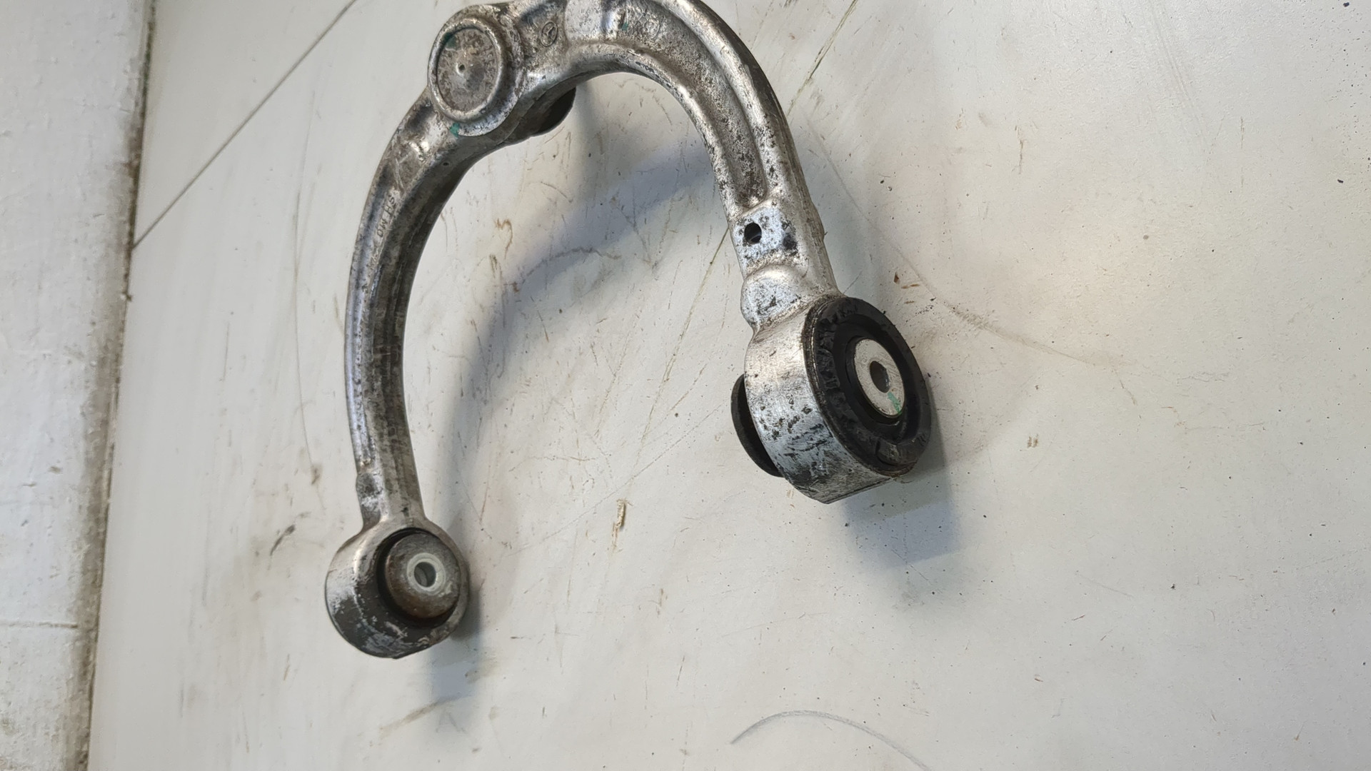 Рычаг передний левый