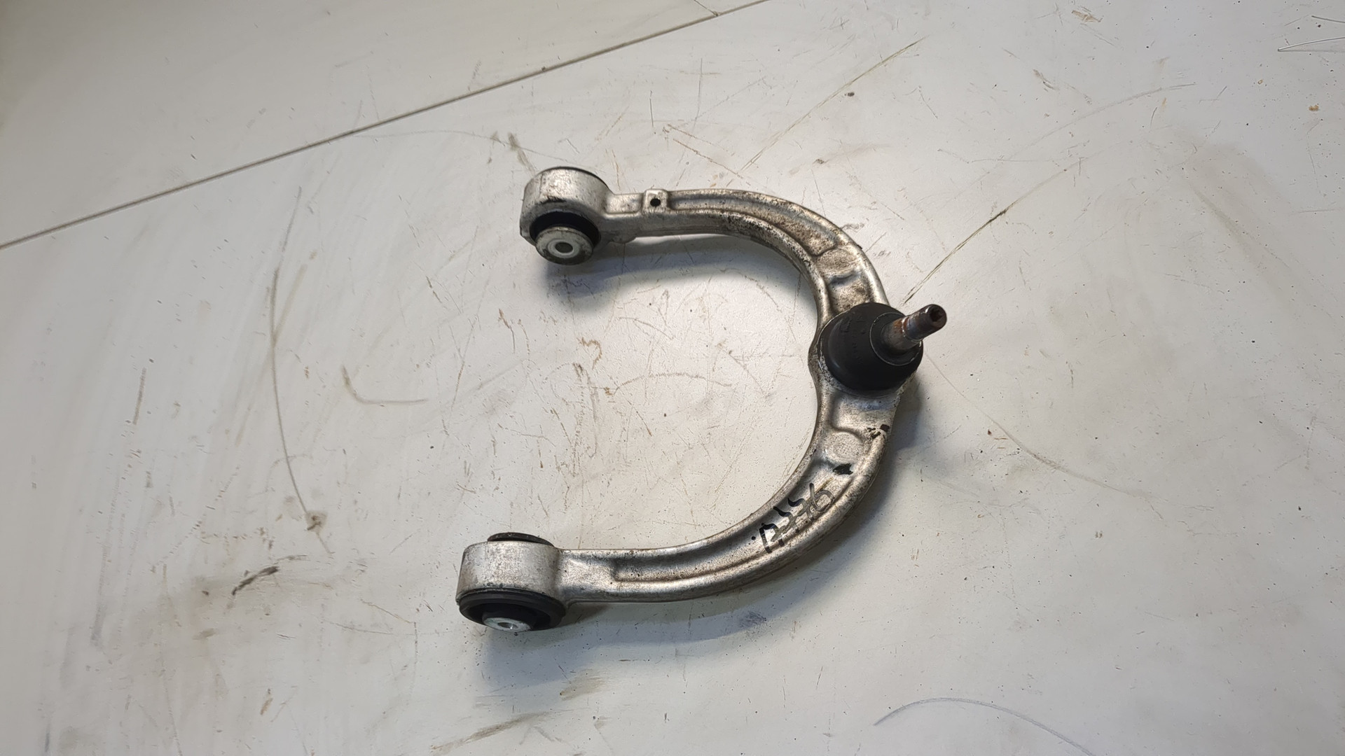 Рычаг передний левый