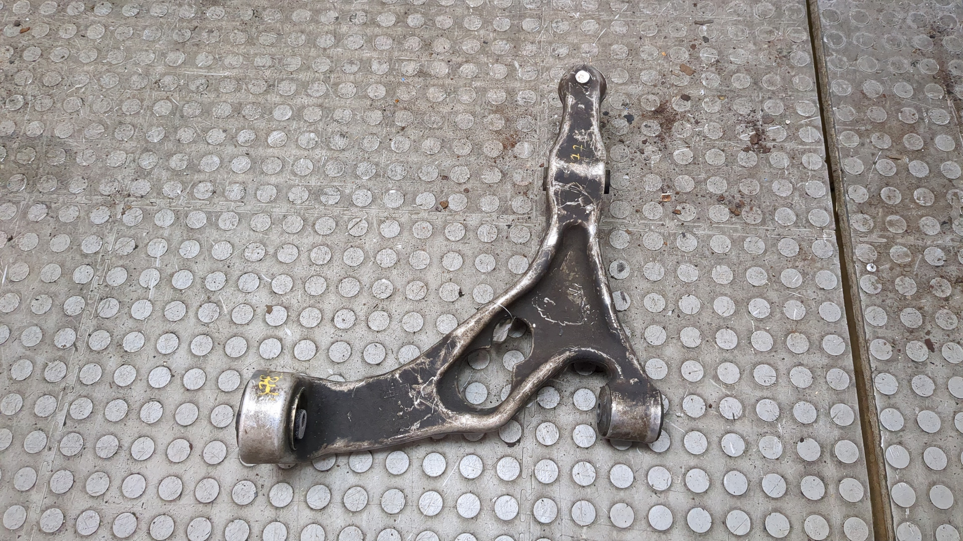 Рычаг передний левый