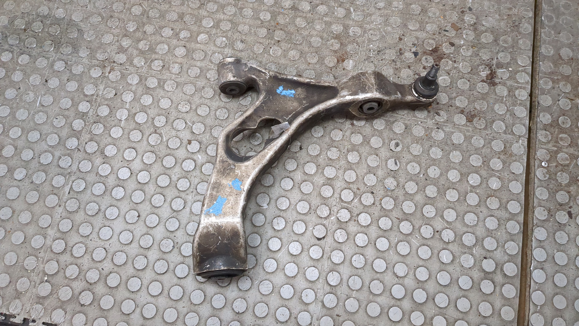 Рычаг передний левый