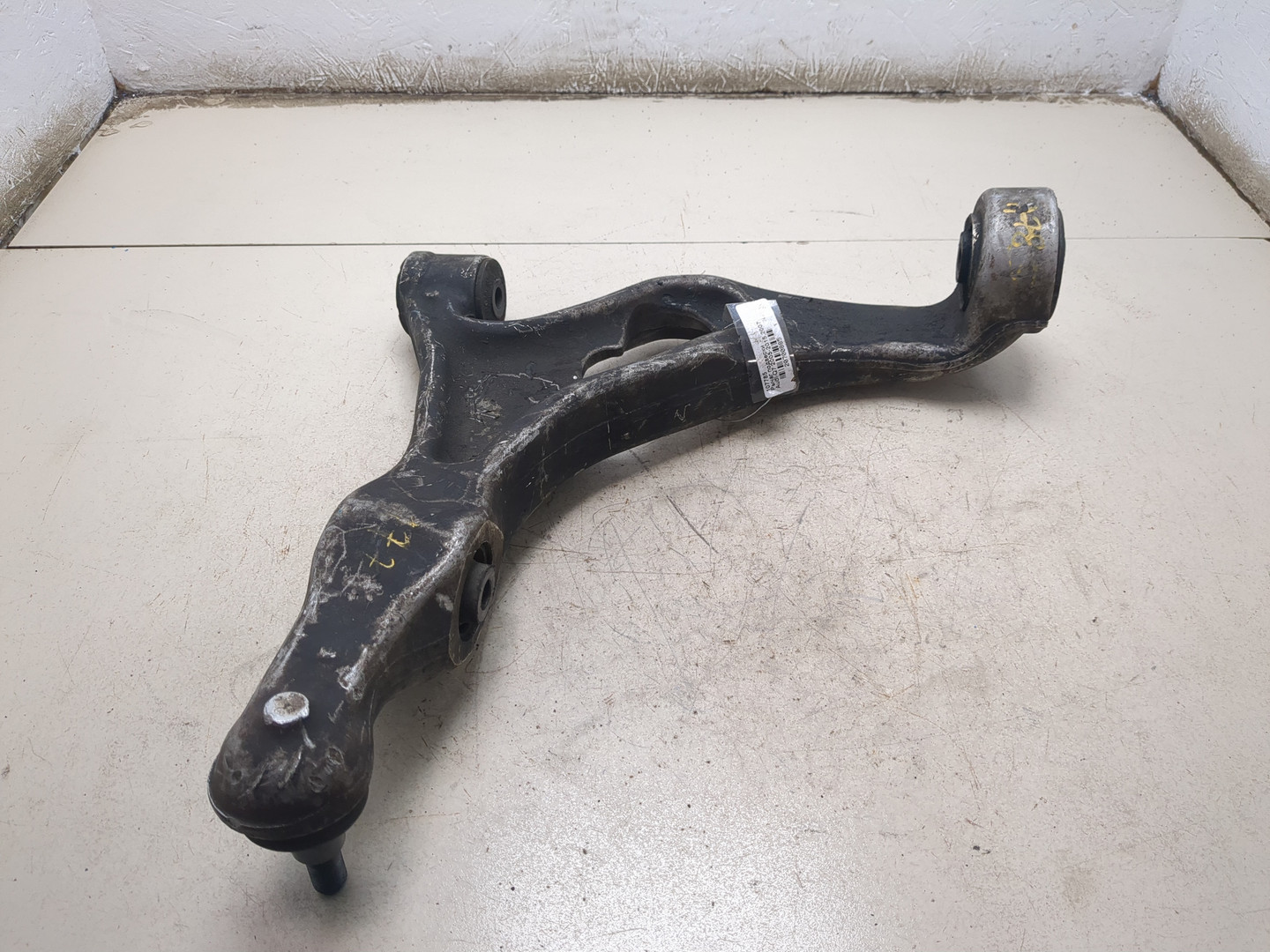 Рычаг передний левый