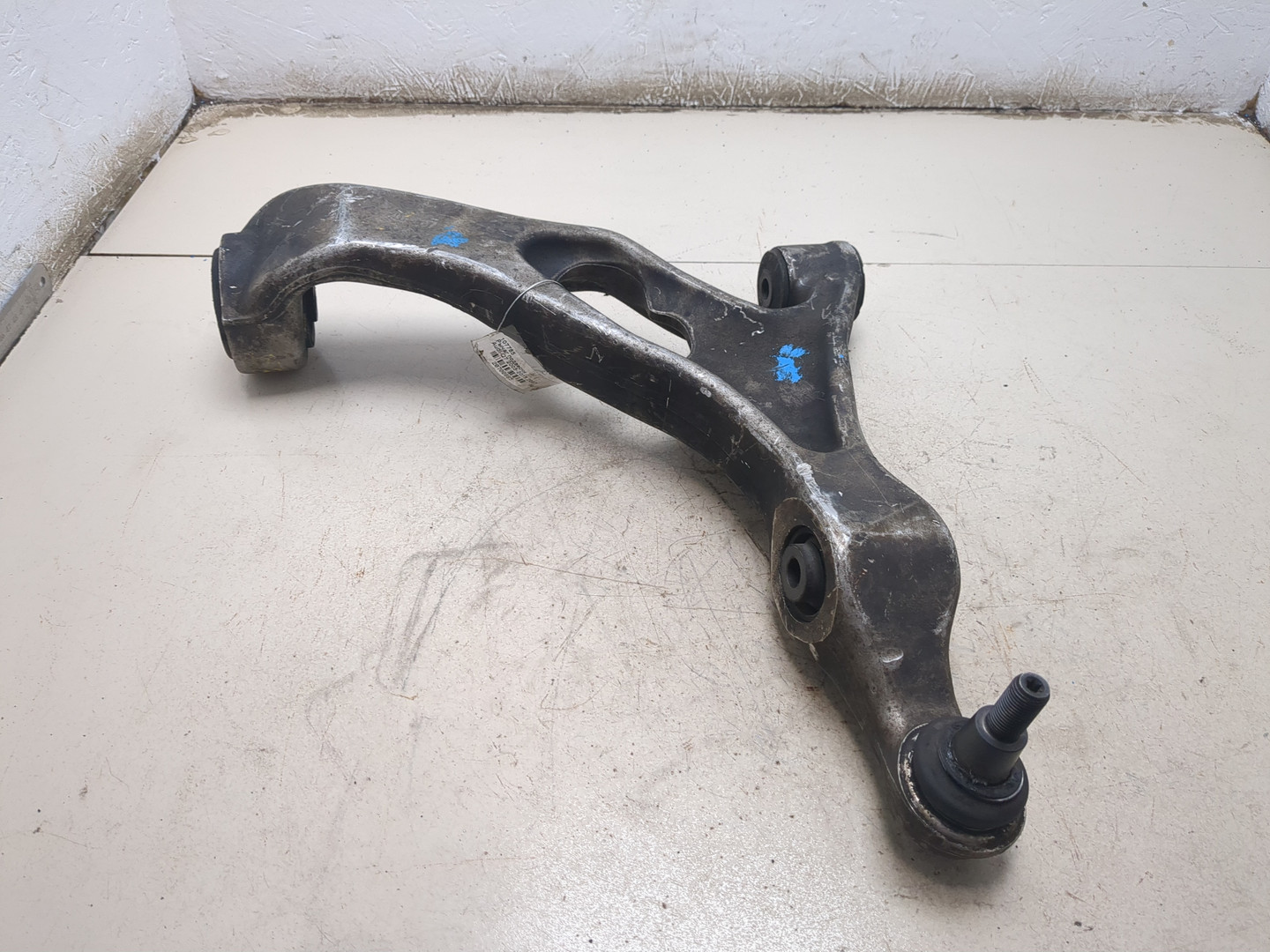 Рычаг передний левый