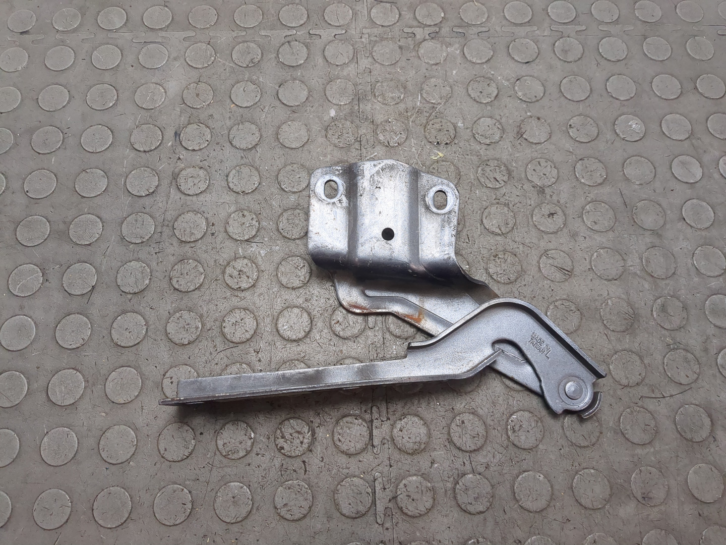 Петля капота левая