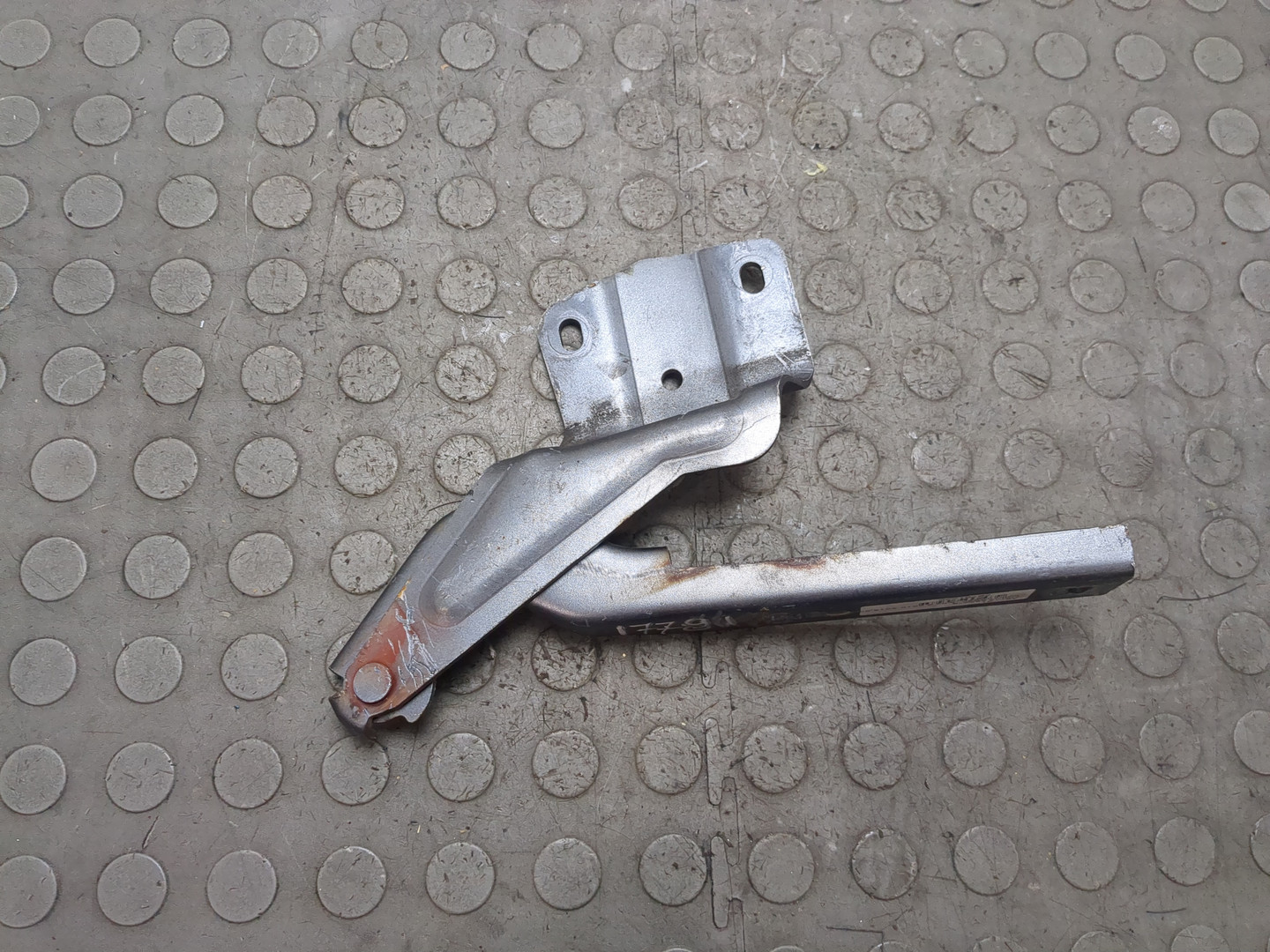 Петля капота левая