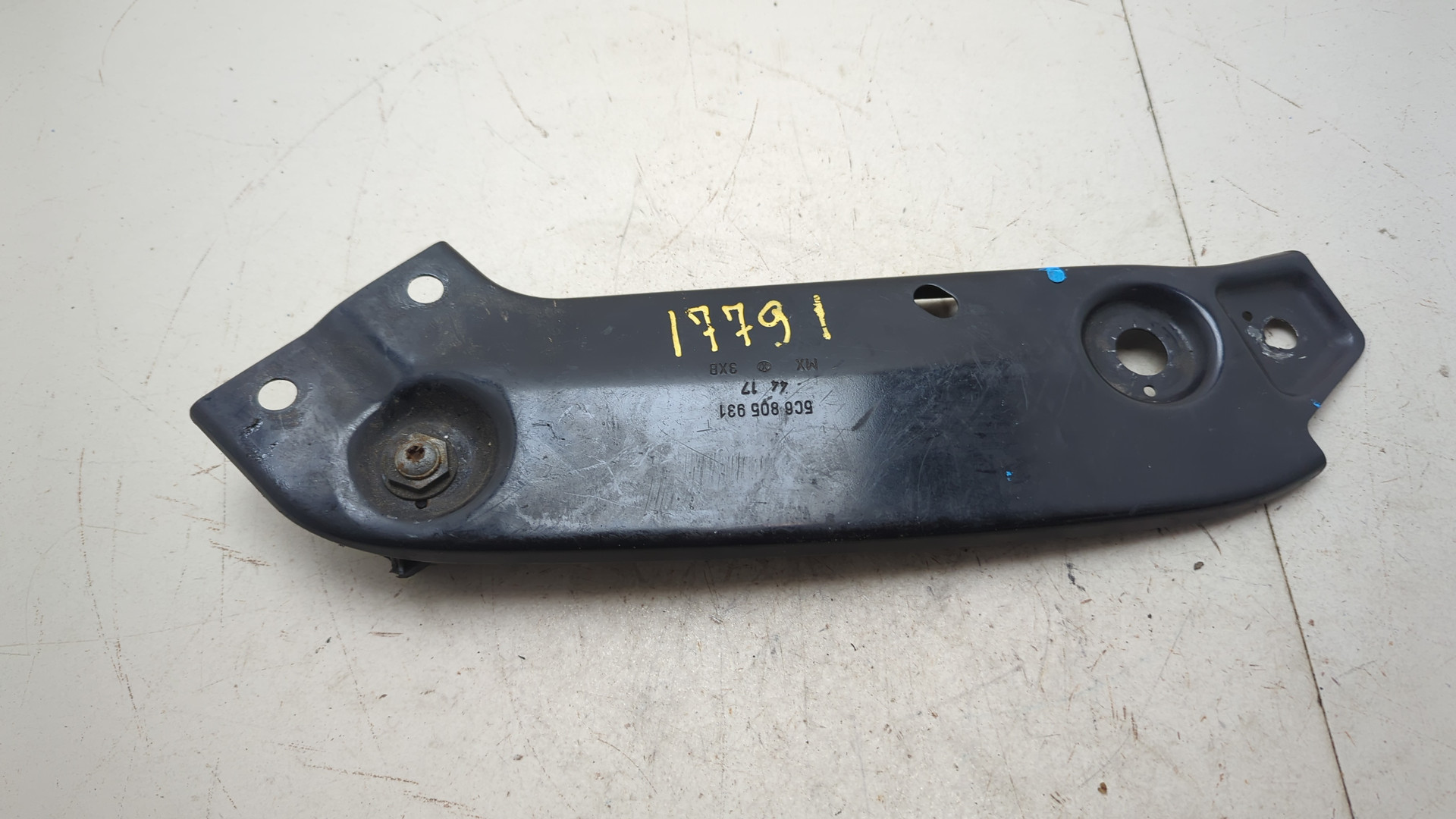 Кронштейн фар левый