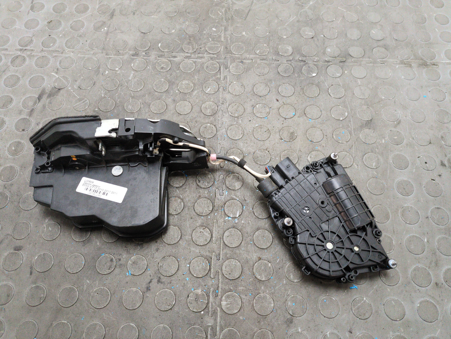 Замок двери задней левой