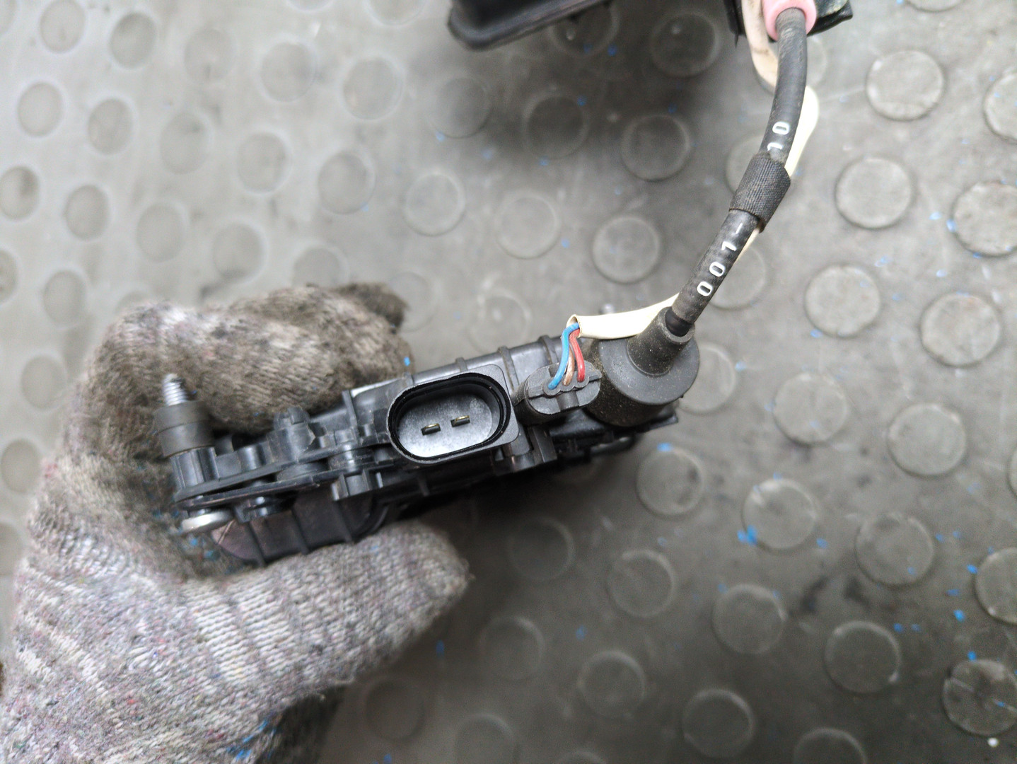 Замок двери задней левой