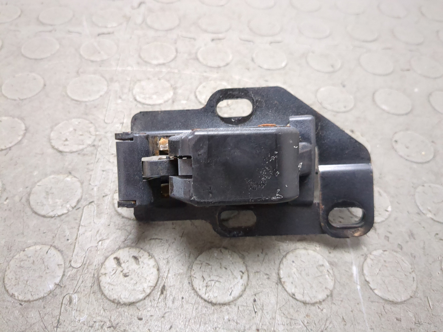 Замок двери задней левой