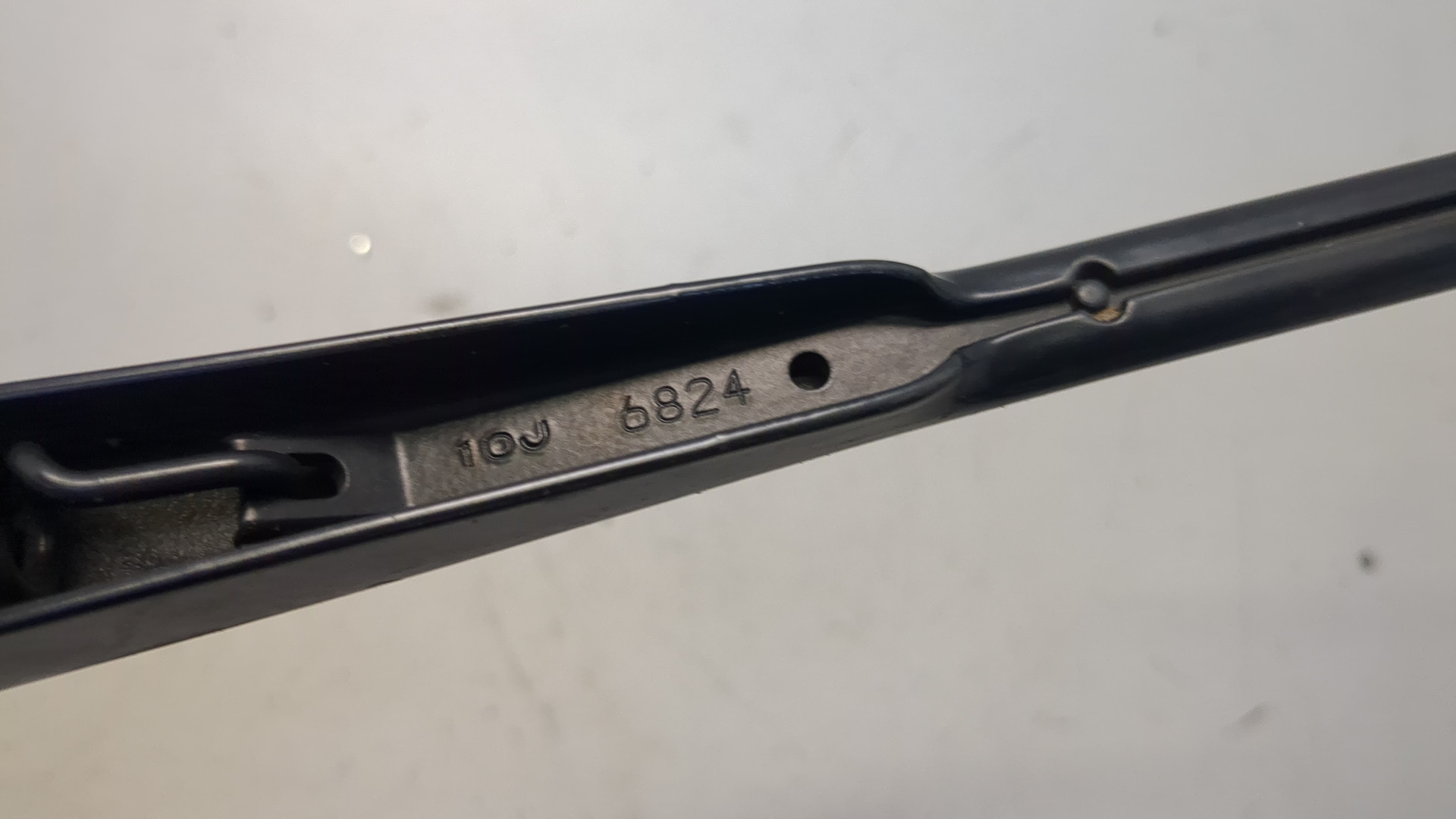 Поводок стеклоочистителя передний левый