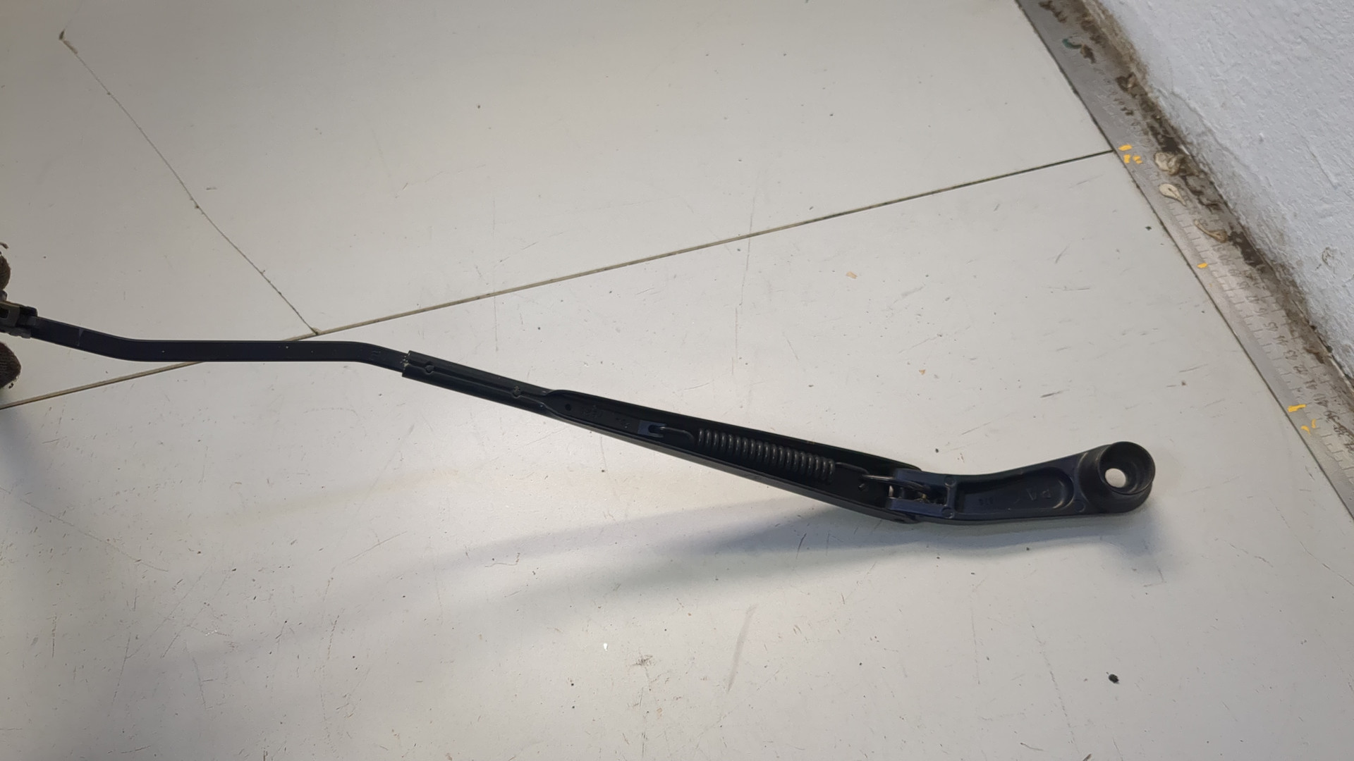 Поводок стеклоочистителя передний правый