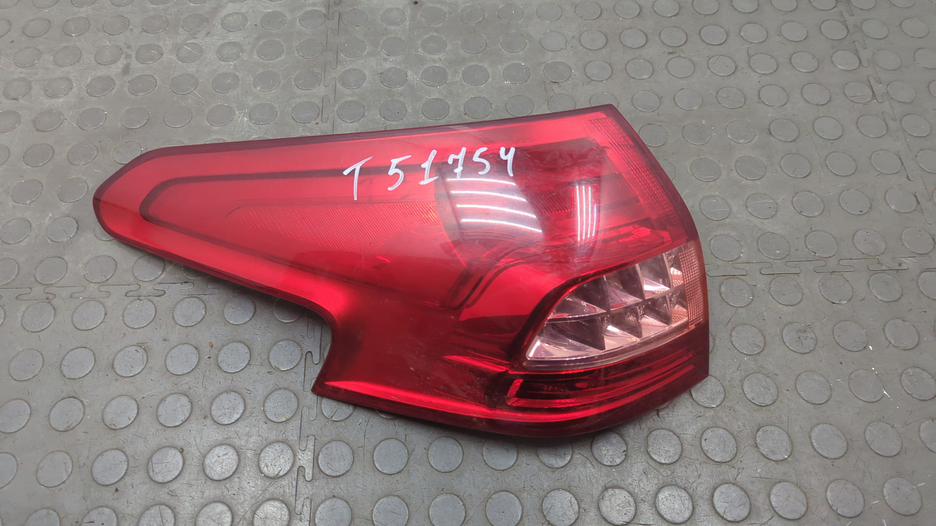 Фонарь задний левый